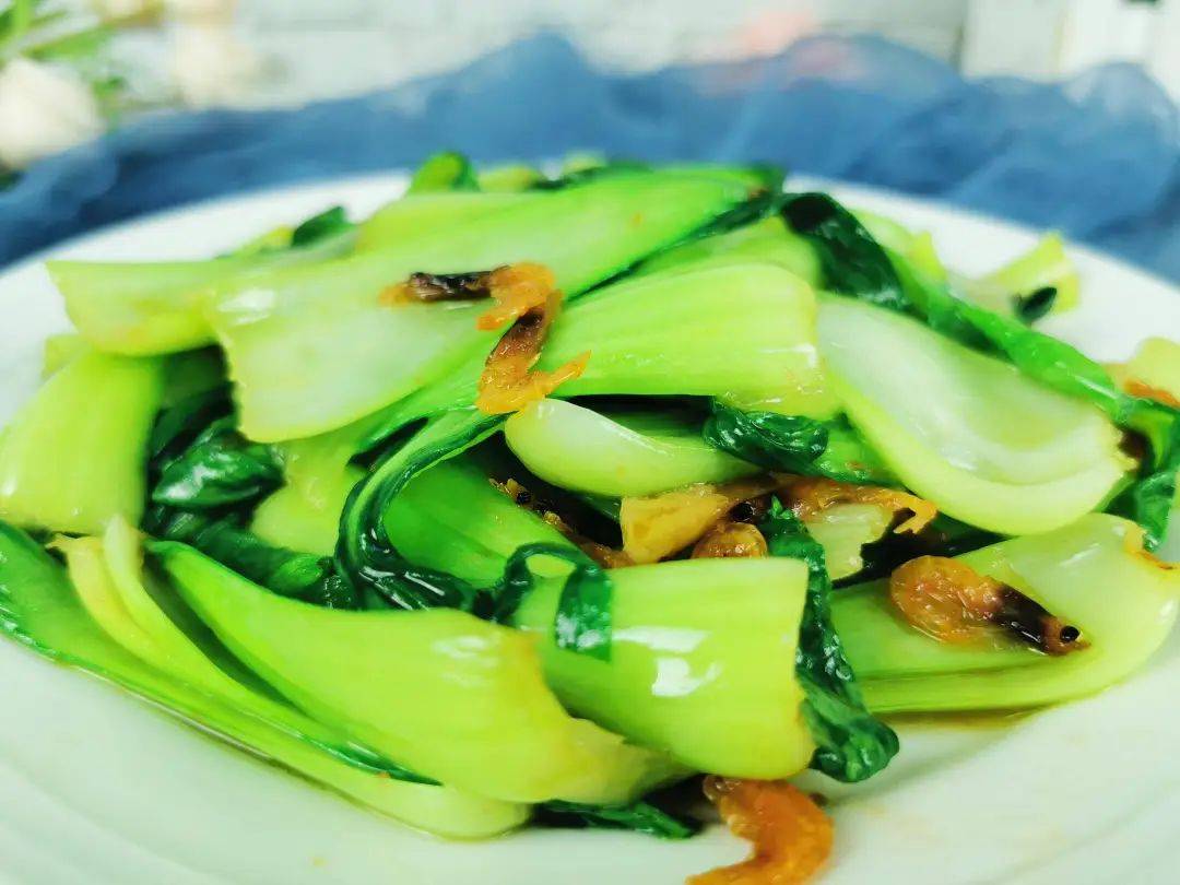 炒青菜看起来简单，可要想炒得色泽碧绿、口感脆嫩，这些技巧少不了~