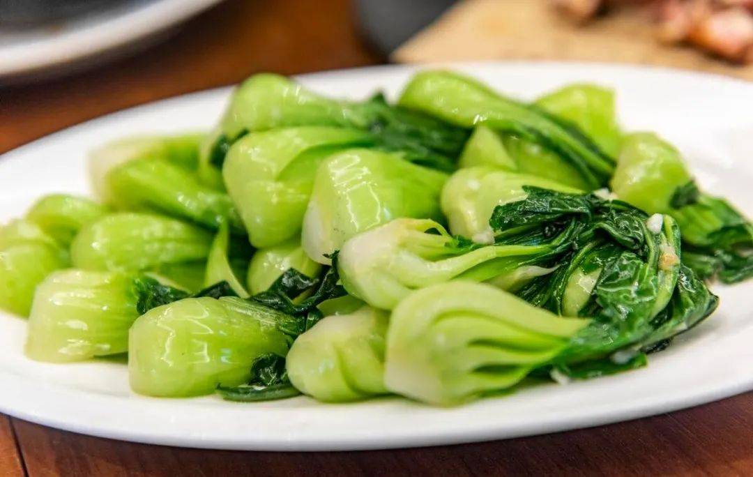 炒青菜看起来简单，可要想炒得色泽碧绿、口感脆嫩，这些技巧少不了~