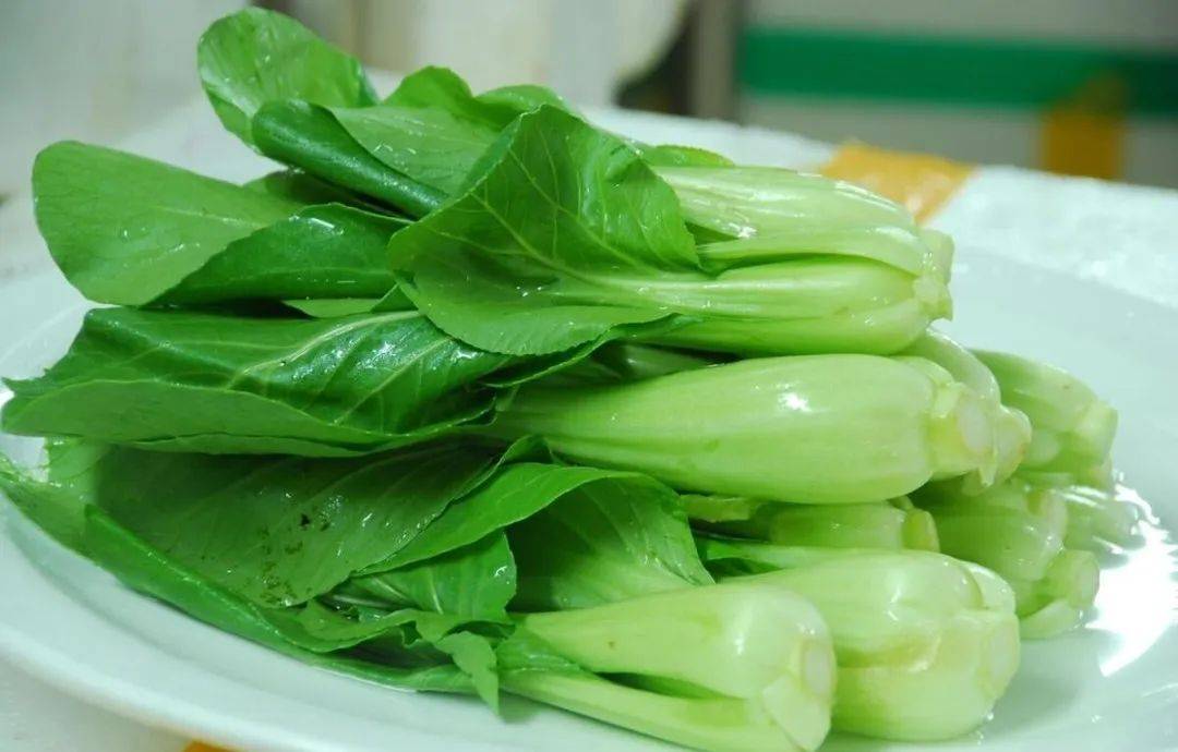 炒青菜看起来简单，可要想炒得色泽碧绿、口感脆嫩，这些技巧少不了~