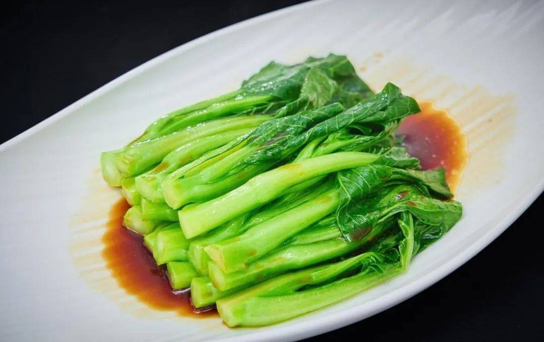 炒青菜看起来简单，可要想炒得色泽碧绿、口感脆嫩，这些技巧少不了~