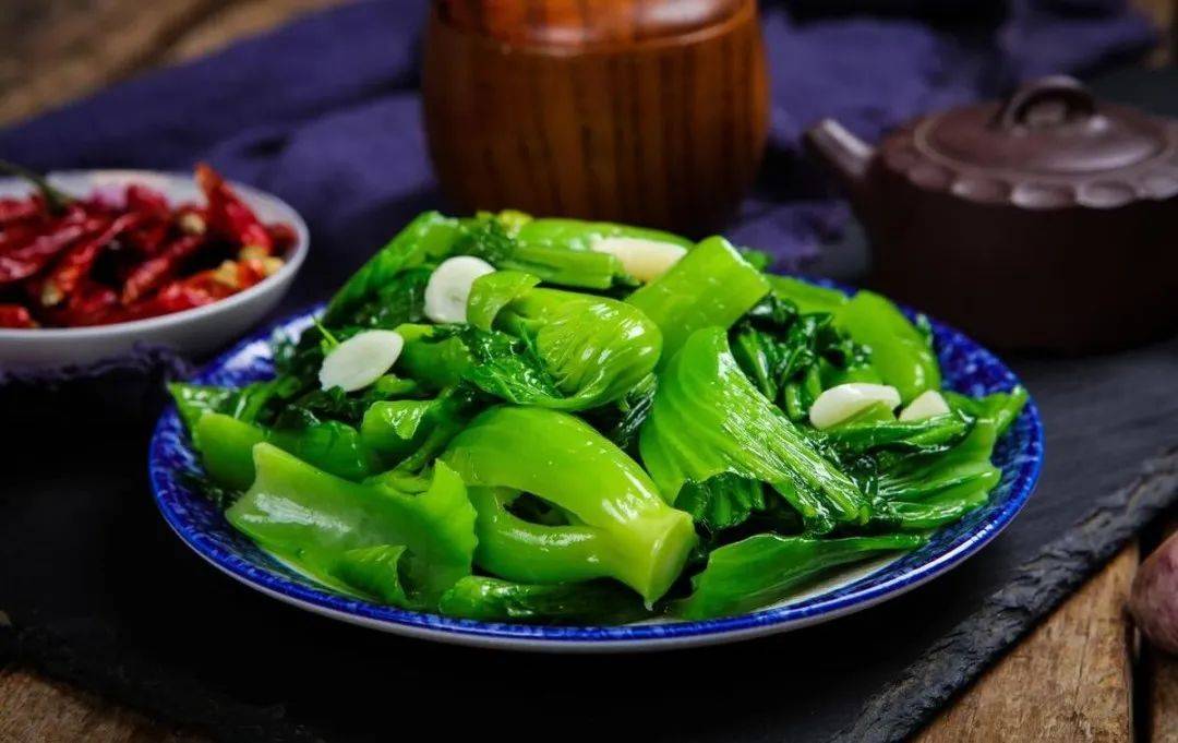 炒青菜看起来简单，可要想炒得色泽碧绿、口感脆嫩，这些技巧少不了~