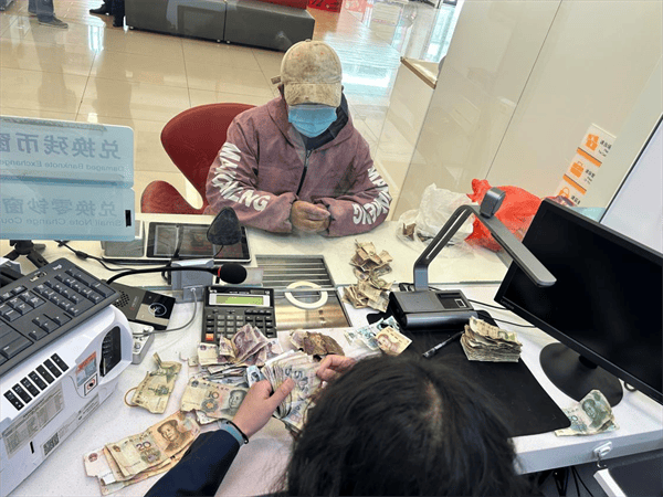 工行南京尧化门支行：暖心兑换残损币